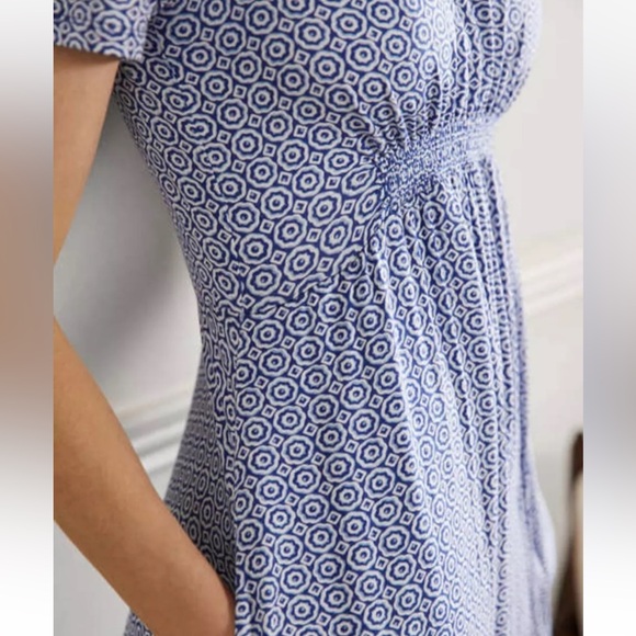Boden-Crew Neck Smocked Jersey Dress w/ pockets Size 12 Bluebell Geo Blooms EUC - Picture 1 of 16